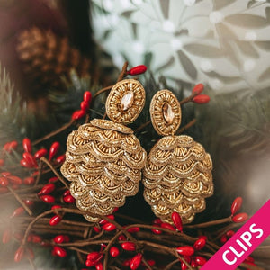 Zauberhafte Soutacheohrclips als goldener Pinienzapfen