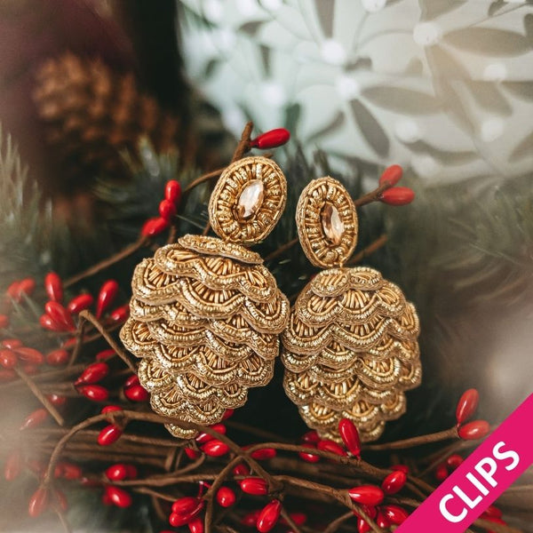 Zauberhafte Soutacheohrclips als goldener Pinienzapfen