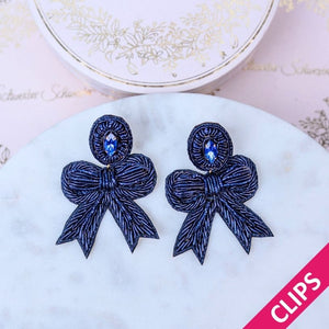 Festliche Soutacheohrclips als dunkelblaue Schleife