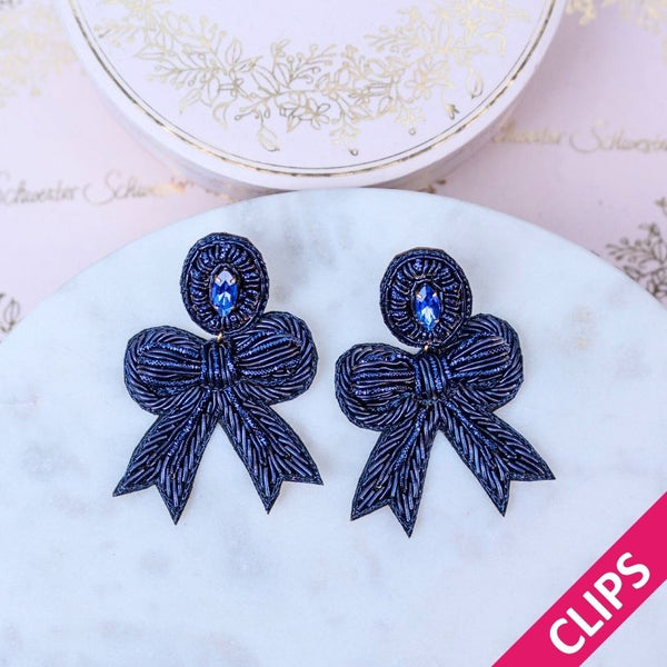 Festliche Soutacheohrclips als dunkelblaue Schleife