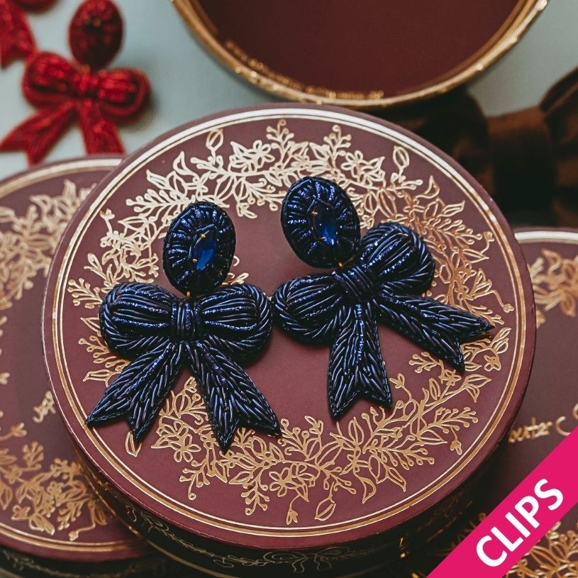 Festliche Soutacheohrclips als dunkelblaue Schleife