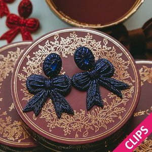 Festliche Soutacheohrclips als dunkelblaue Schleife