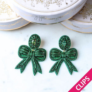 Festliche Soutacheohrclips als dunkelgrüne Schleife