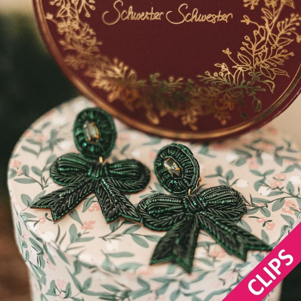 Festliche Soutacheohrclips als dunkelgrüne Schleife