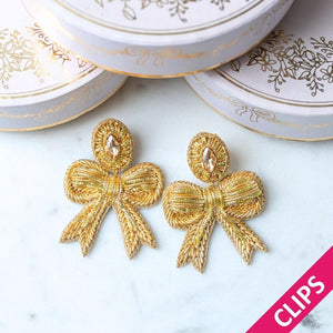 Festliche Soutacheohrclips als goldene Schleife