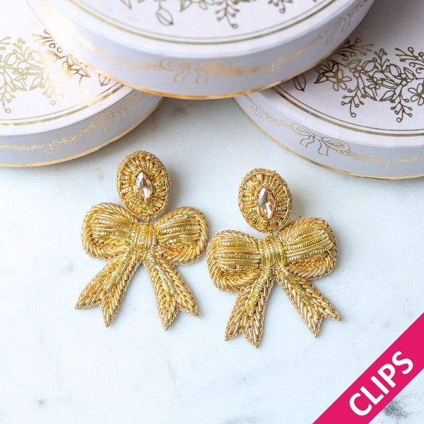 Festliche Soutacheohrclips als goldene Schleife