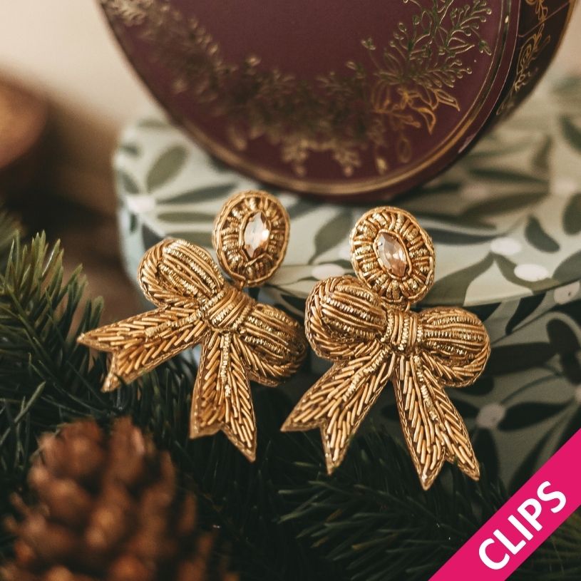 Festliche Soutacheohrclips als goldene Schleife