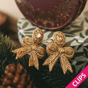 Festliche Soutacheohrclips als goldene Schleife