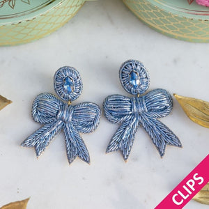 Zarte Soutacheohrclips als hellblaue Schleife