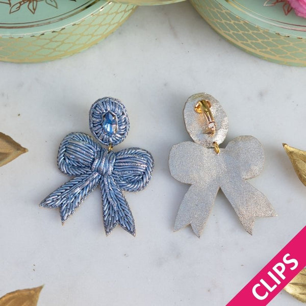 Zarte Soutacheohrclips als hellblaue Schleife