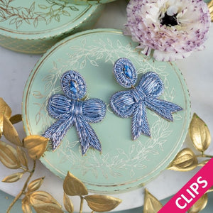 Zarte Soutacheohrclips als hellblaue Schleife