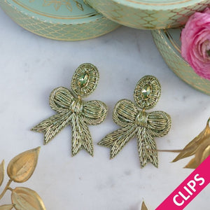 Zarte Soutacheohrclips als hellgrüne Schleife