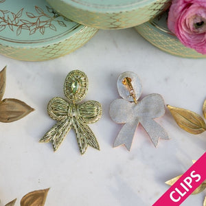 Zarte Soutacheohrclips als hellgrüne Schleife