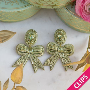 Zarte Soutacheohrclips als hellgrüne Schleife