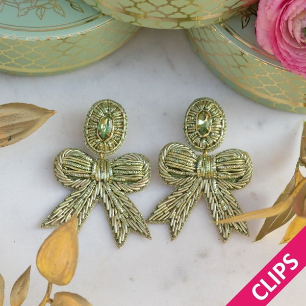 Zarte Soutacheohrclips als hellgrüne Schleife