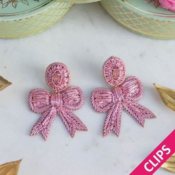 Zarte Soutacheohrclips als hellrosa Schleife