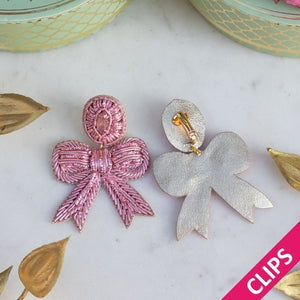 Zarte Soutacheohrclips als hellrosa Schleife