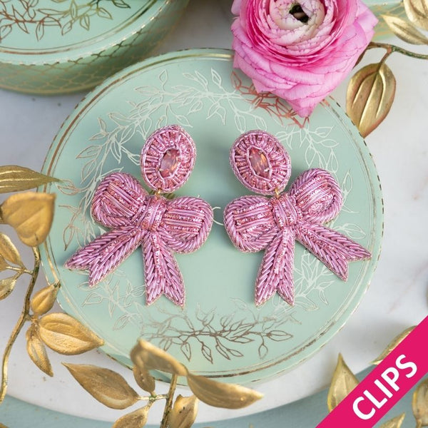 Zarte Soutacheohrclips als hellrosa Schleife