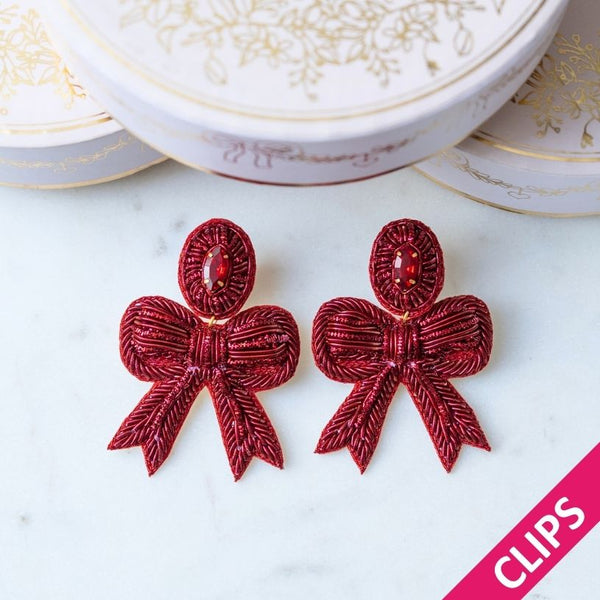 Festliche Soutacheohrclips als rote Schleife