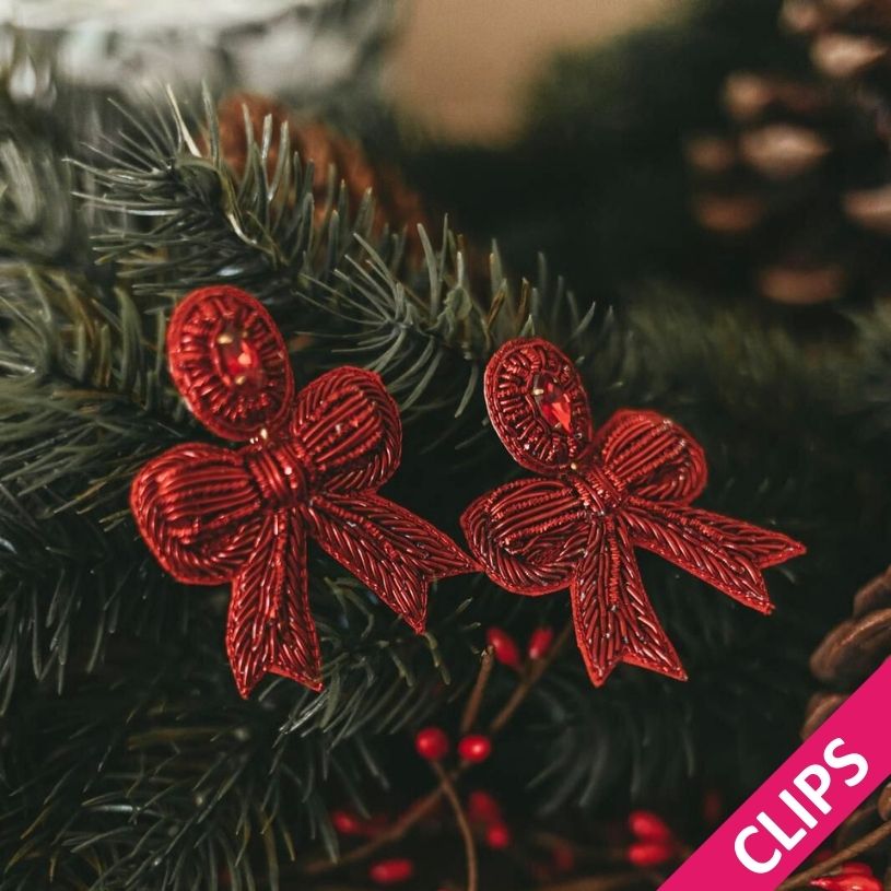 Festliche Soutacheohrclips als rote Schleife