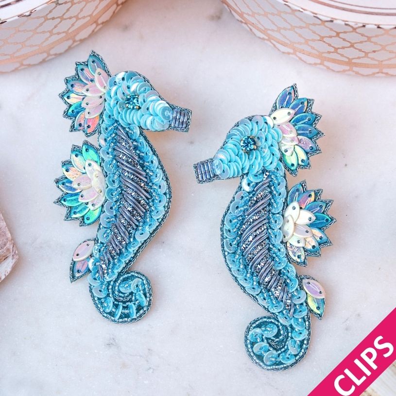 Elegante Soutache-Ohrclips als türkisblaues Seepferd