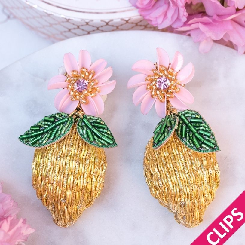 Sommerliche Zitronen-Soutacheohrclips mit rosafarbener Blüte