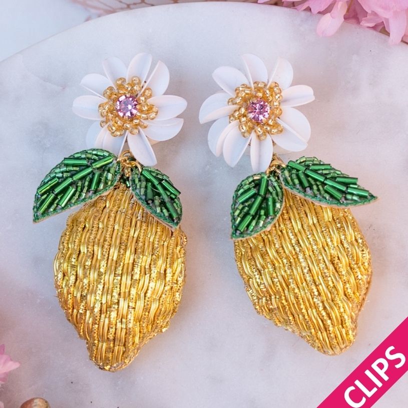 Sommerliche Zitronen-Soutacheohrclips mit weißer Blüte