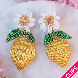 Sommerliche Zitronen-Soutacheohrclips mit weißer Blüte