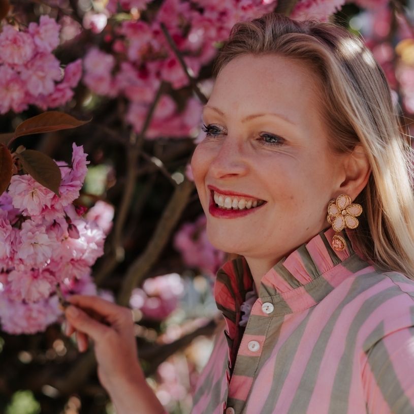 Zarte Soutacheohrringe als rosafarbene Apfelblüte