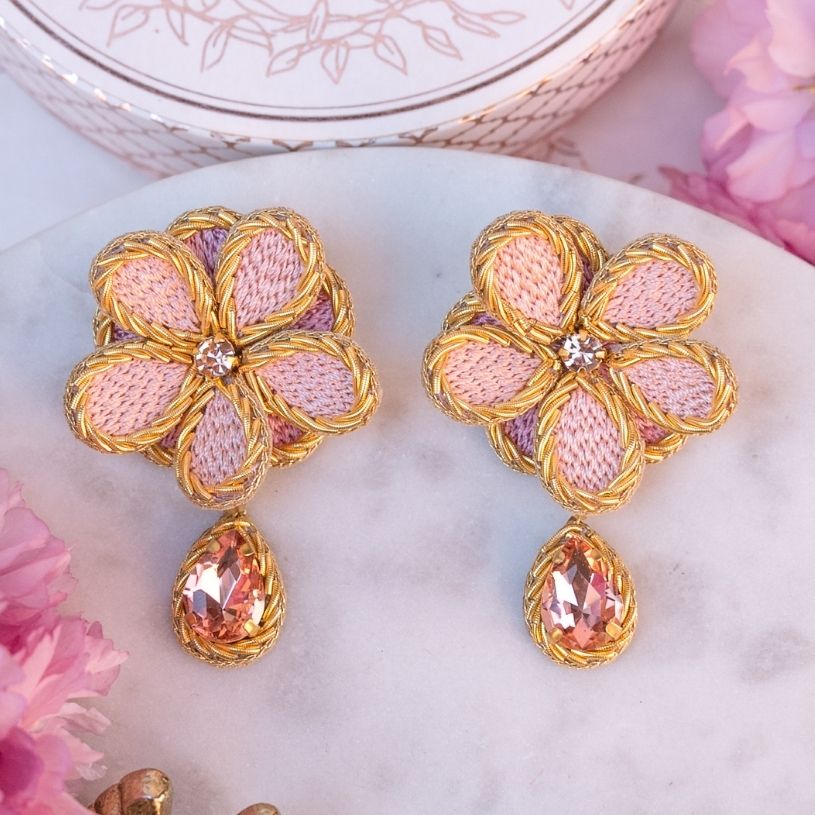 Zarte Soutacheohrringe als rosafarbene Apfelblüte