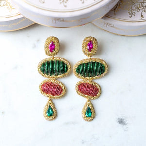 Elegante Soutacheohrringe mit Elementen in Grün und Rot