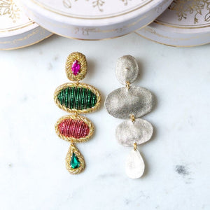 Elegante Soutacheohrringe mit Elementen in Grün und Rot