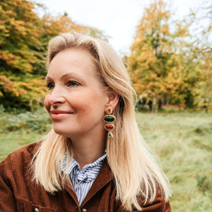 Elegante Soutacheohrringe mit Elementen in Grün und Rot