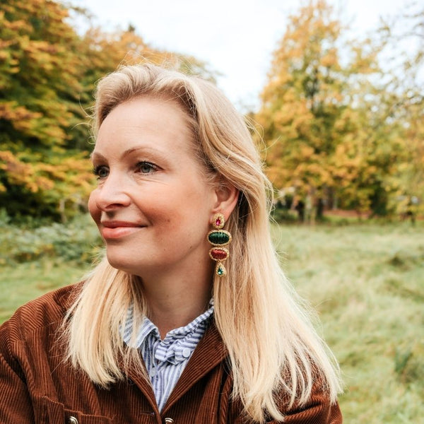 Elegante Soutacheohrringe mit Elementen in Grün und Rot