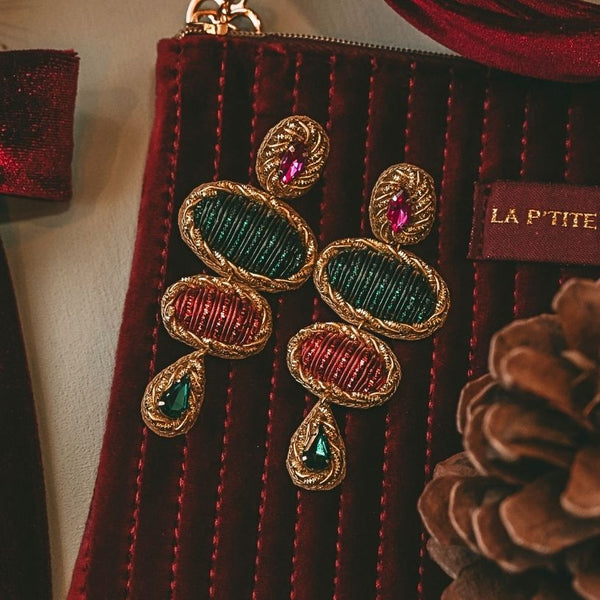 Elegante Soutacheohrringe mit Elementen in Grün und Rot