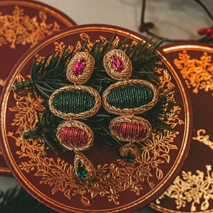 Elegante Soutacheohrringe mit Elementen in Grün und Rot