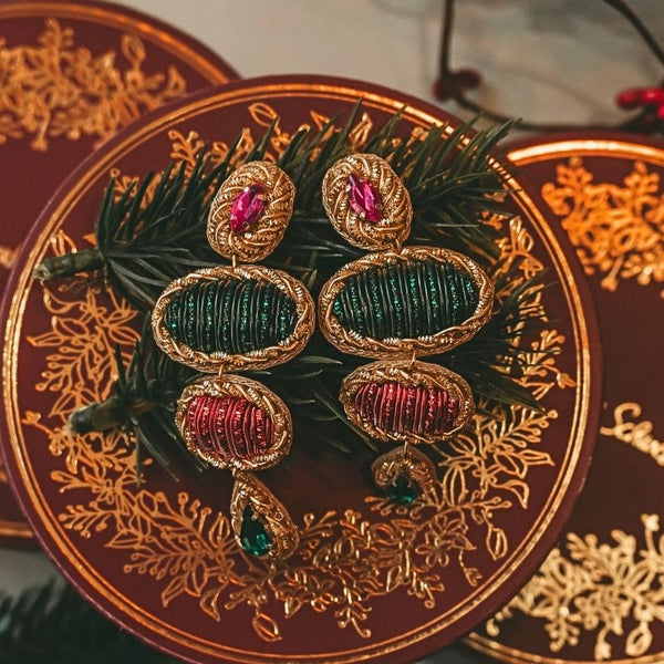 Elegante Soutacheohrringe mit Elementen in Grün und Rot