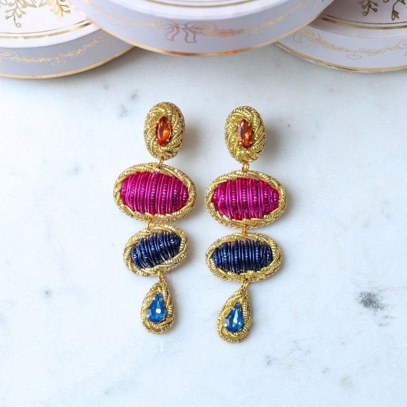 Elegante Soutacheohrringe mit Elementen in Pink und Blau