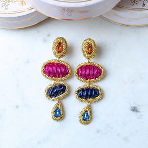 Elegante Soutacheohrringe mit Elementen in Pink und Blau