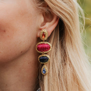 Elegante Soutacheohrringe mit Elementen in Pink und Blau