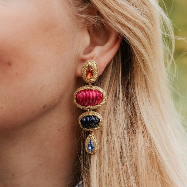 Elegante Soutacheohrringe mit Elementen in Pink und Blau