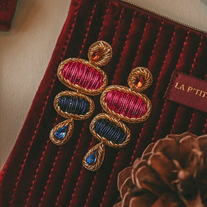 Elegante Soutacheohrringe mit Elementen in Pink und Blau