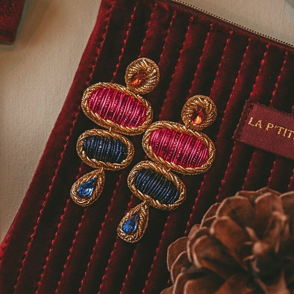 Elegante Soutacheohrringe mit Elementen in Pink und Blau