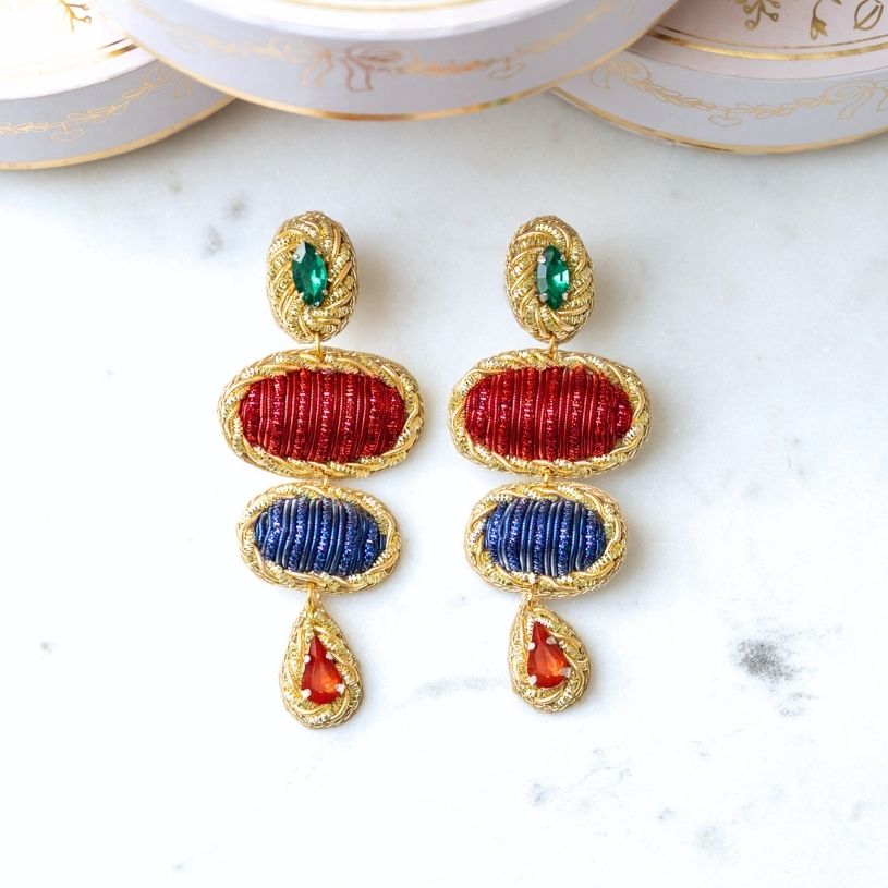 Elegante Soutacheohrringe mit Elementen in Rot und Blau