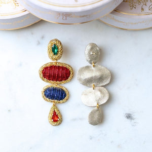 Elegante Soutacheohrringe mit Elementen in Rot und Blau