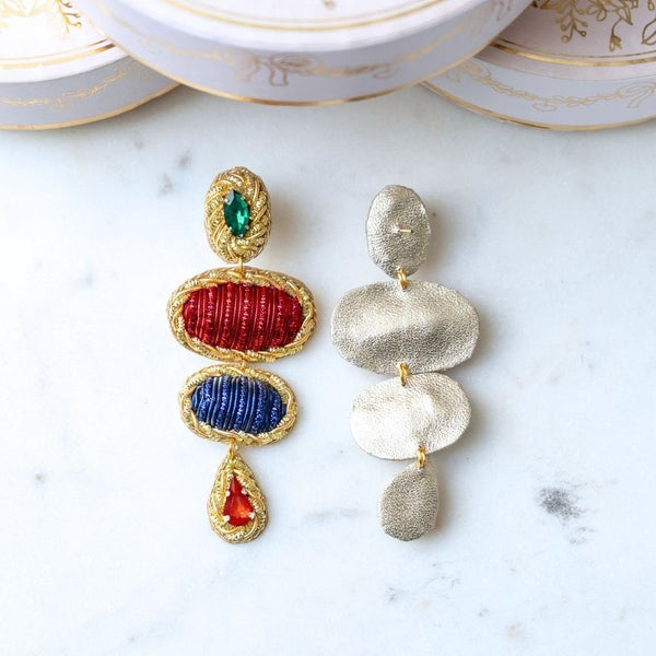Elegante Soutacheohrringe mit Elementen in Rot und Blau