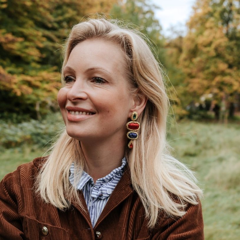 Elegante Soutacheohrringe mit Elementen in Rot und Blau