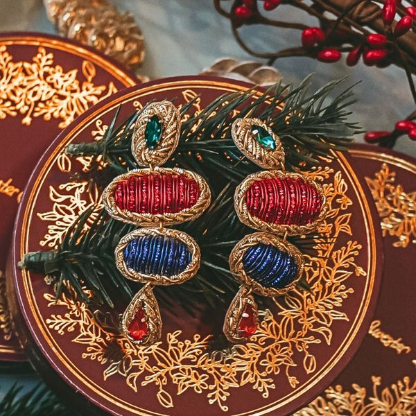 Elegante Soutacheohrringe mit Elementen in Rot und Blau