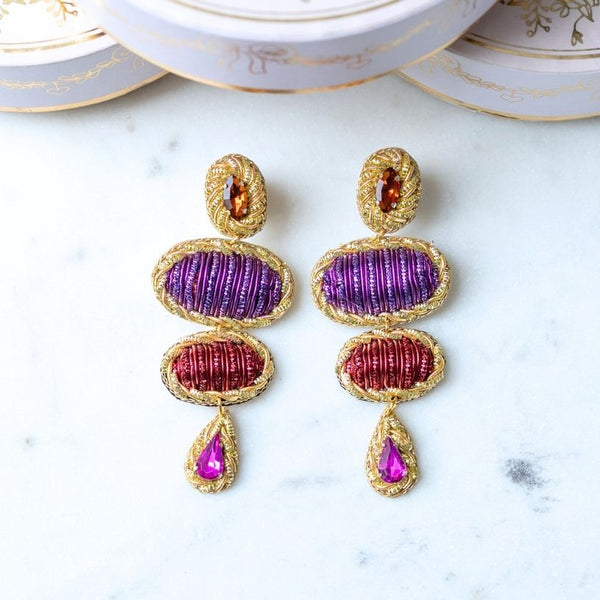 Elegante Soutacheohrringe mit Elementen in Violett und Rot