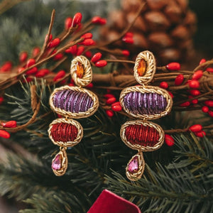 Elegante Soutacheohrringe mit Elementen in Violett und Rot